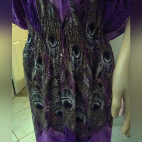 BNWT MAXI DRESS (READS ONE SIZE ALL) LAVENDER/ PURPLE W/ PEACOCK FEATHERS - Picture 3 of 8
